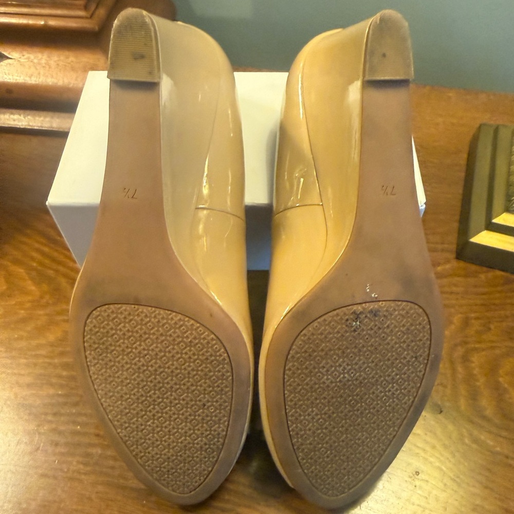 Tory Burch Patent Leather Tan Gold Peep-Toe Bow Wedges Size 7.5 - Picture 8 of 14